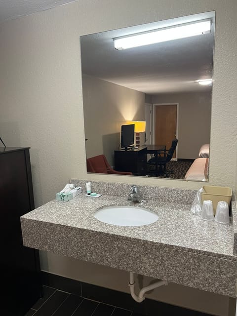 Construction Crew 1 King (East Exterior) | Premium bedding, desk, blackout drapes, free WiFi