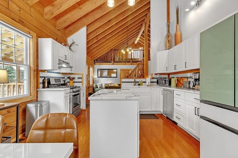 Cabin, 3 Bedrooms | Private kitchen | Fridge, oven, coffee/tea maker, electric kettle