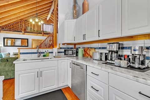 Cabin, 3 Bedrooms | Private kitchen | Fridge, oven, coffee/tea maker, electric kettle