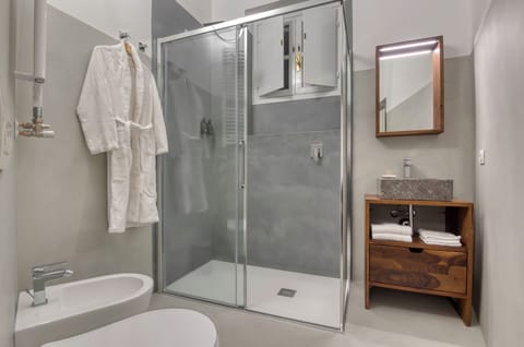 Junior Suite, Courtyard View | Bathroom | Bathrobes