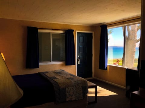 Standard Room, 1 Queen Bed, Park View, Corner | In-room safe, desk, free WiFi, bed sheets