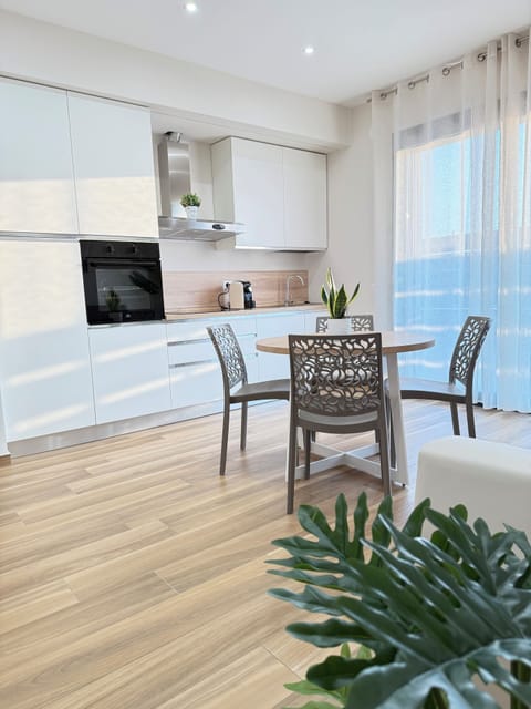Full-size fridge, oven, stovetop, dishwasher