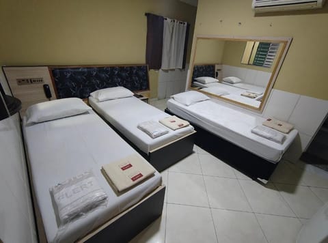 Triple Room | Desk, WiFi (free)
