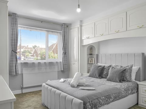 5 bedrooms, iron/ironing board, free WiFi, bed sheets