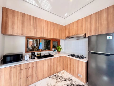 Full-size fridge, microwave, cookware/dishes/utensils