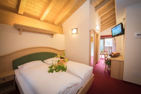 Down comforters, in-room safe, desk, free WiFi