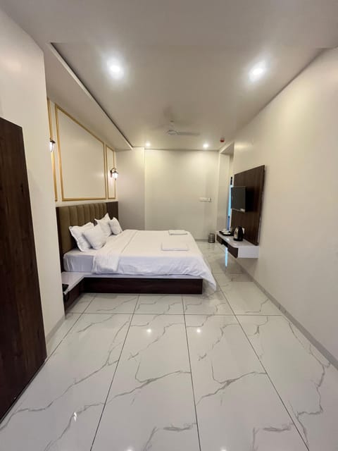 Superior Double Room, City View | Down comforters, laptop workspace, soundproofing, free WiFi