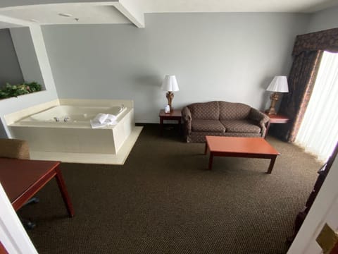 Executive Suite, 1 King Bed with Sofa bed, Jetted Tub | Desk, laptop workspace, iron/ironing board, free WiFi