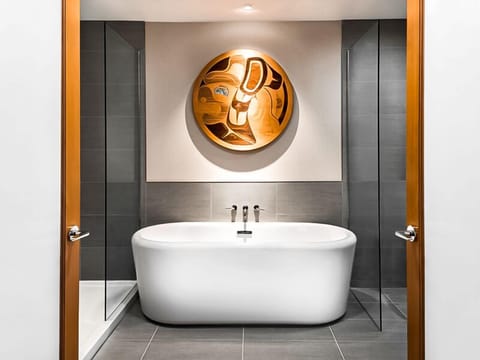 Room (Room, 1 King Bed, Mountain Side) | Bathroom | Shower, free toiletries, hair dryer, towels