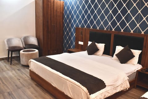Classic Triple Room | Desk, laptop workspace, free WiFi