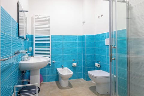 Twin Room, Courtyard View | Bathroom