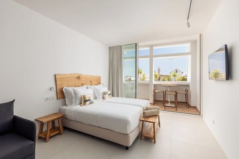 In-room safe, soundproofing, iron/ironing board, free WiFi