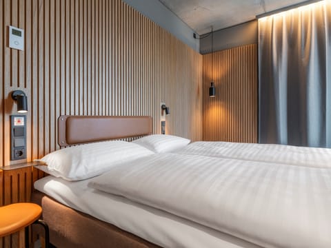 Business Double Room | Hypo-allergenic bedding, free cribs/infant beds, bed sheets