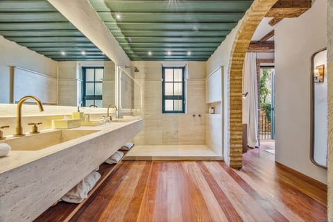 Junior Suite, Garden View | Bathroom | Shower, hair dryer, slippers, towels