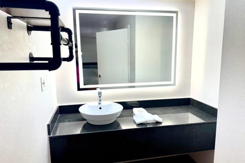 Shower, rainfall showerhead, free toiletries, hair dryer