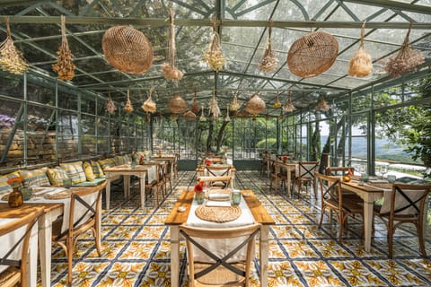 2 restaurants, breakfast served