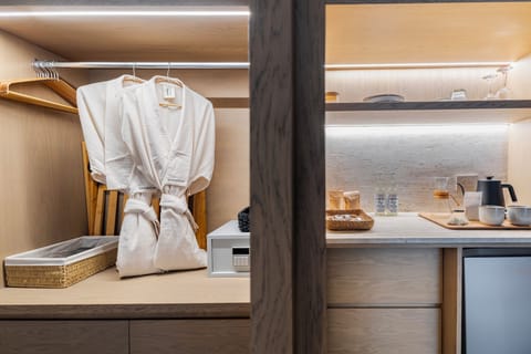 Exclusive Studio Suite, 1 King Bed | Bathroom amenities | Shower, rainfall showerhead, designer toiletries, hair dryer