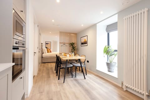 Signature Studio | Desk, laptop workspace, iron/ironing board, free WiFi