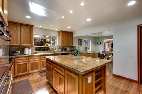 House, 5 Bedrooms | Private kitchen | Fridge, oven, coffee/tea maker, toaster