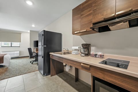 Full-size fridge, microwave, stovetop, coffee/tea maker