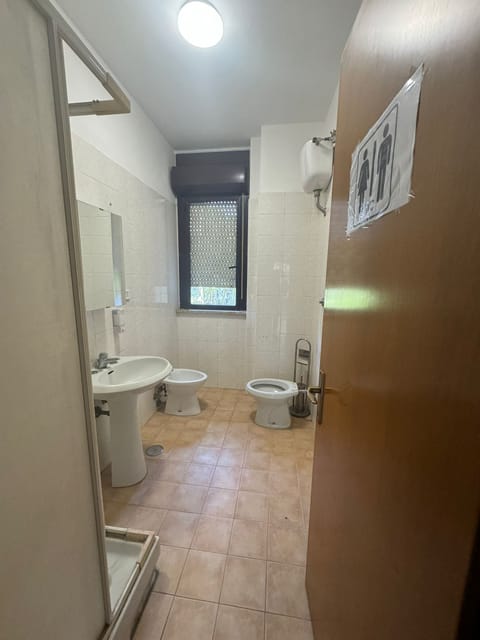 Combined shower/tub, hair dryer, toilet paper