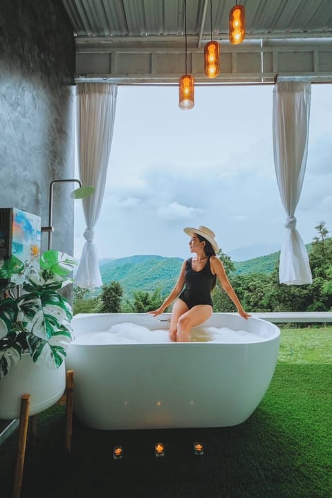 Deluxe Double Room, Balcony | Bathroom | Separate tub and shower, free toiletries, hair dryer, towels