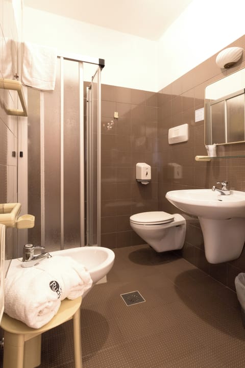 Single Room | Bathroom | Shower, hair dryer, towels, soap