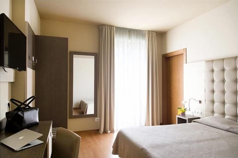 Double Room | Minibar, in-room safe, desk, cribs/infant beds