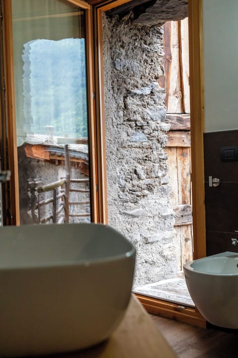 Comfort Double Room, Balcony, Courtyard View | Bathroom | Free toiletries, hair dryer, slippers, towels