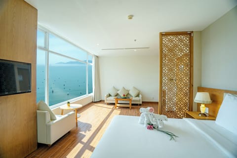 Executive Studio Suite, 1 King Bed, Sea View | Minibar, desk, blackout drapes, soundproofing
