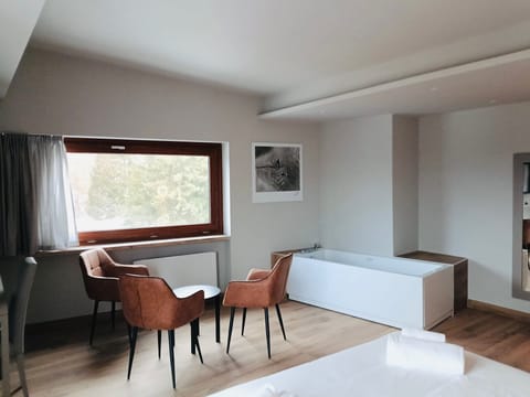 Junior Room | In-room safe, desk, soundproofing, free WiFi