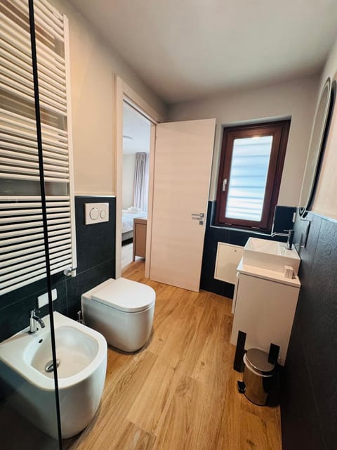 Classic Triple Room | Bathroom | Shower, hair dryer, towels, soap