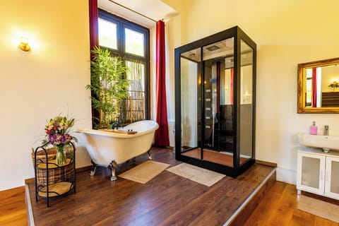 Deluxe Double Room, Garden View | Bathroom | Hair dryer, soap, shampoo, toilet paper