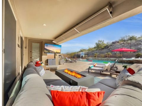 House, Multiple Beds, Pool Access, Mountain View (182nd Goodyear) | Living area