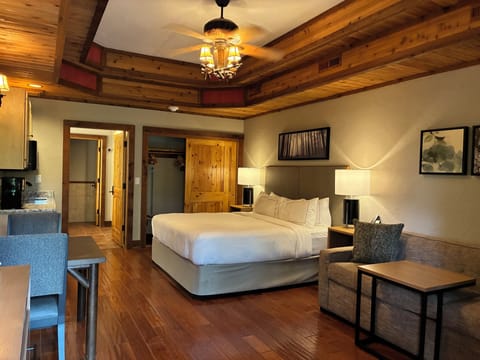 Studio Suite | Premium bedding, in-room safe, laptop workspace, iron/ironing board