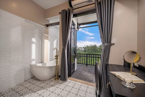 Premier Double Room, Balcony | Bathroom | Shower, rainfall showerhead, free toiletries, hair dryer