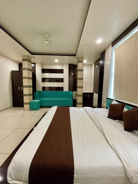 Deluxe Double Room | Desk, laptop workspace, iron/ironing board, WiFi (free)