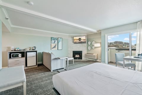 Laptop workspace, blackout drapes, iron/ironing board, free WiFi