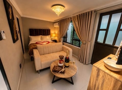 Family Room, 1 Bedroom, Courtyard View | Premium bedding, down comforters, individually decorated
