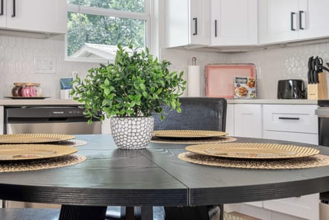 House (2 Bedrooms) | In-room dining