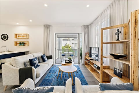 Deluxe Apartment, 2 Bedrooms, Pool View | Living area