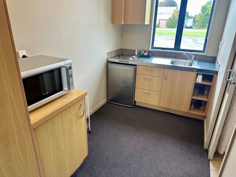 Standard Studio Suite | Desk, laptop workspace, free WiFi