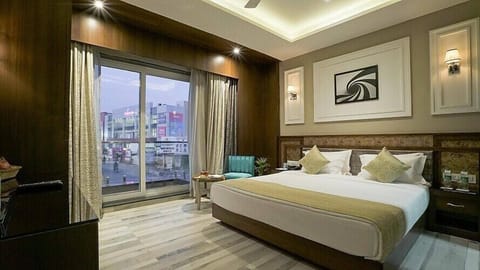 Suit Room With City & Balcony View | Soundproofing, WiFi (free), bed sheets