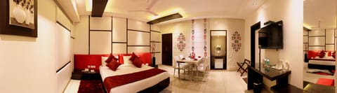 Suite Room | In-room safe, desk, laptop workspace, blackout drapes