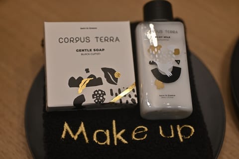 Accessible Deluxe Double or Twin Room, Balcony, Garden View | Bathroom amenities | Shower, hair dryer, bathrobes, slippers