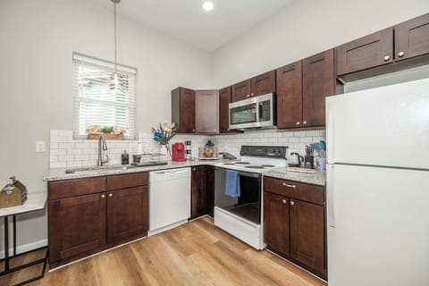 Apartment, Multiple Beds, Balcony, Garden View (887 Lexington Ave #1) | Private kitchen | Fridge, microwave, oven, stovetop