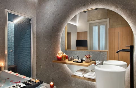 Luxury Double Room, Balcony, Courtyard View | Bathroom | Hair dryer, slippers, towels, soap