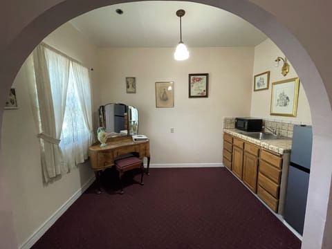 Superior Suite, 1 King Bed, Non Smoking, Kitchenette | Private kitchenette | Fridge, microwave, coffee/tea maker