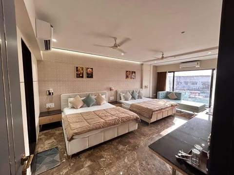 Family Suite | Desk, laptop workspace, WiFi (free)