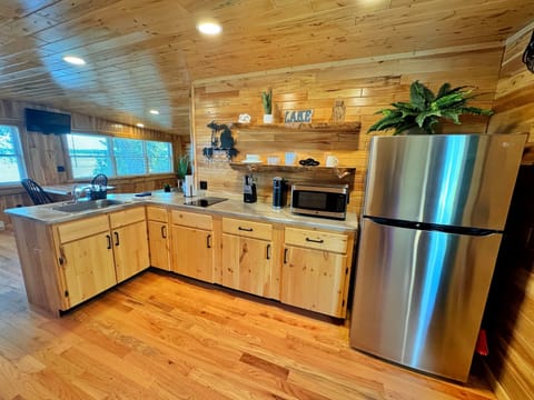 Cottage, 1 Queen Bed, Lake View | Private kitchen